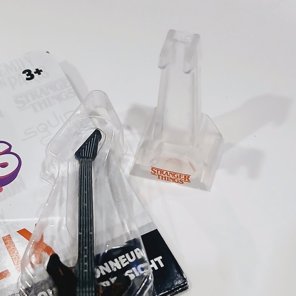 Zuru Mini Brands Netflix Stranger Things Mini Guitar - Picture 3 of 6